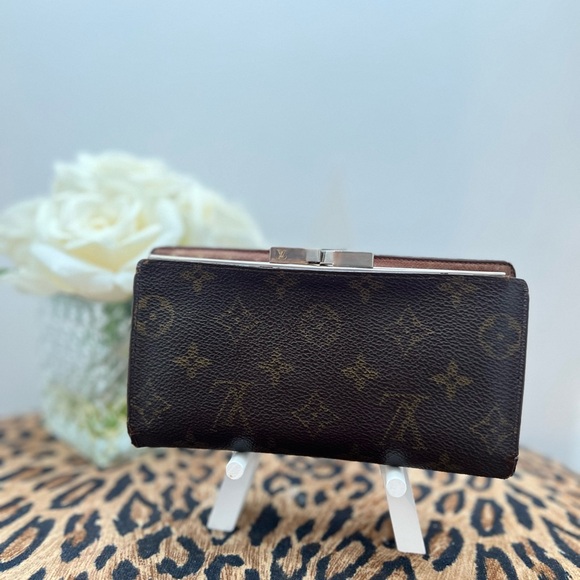 Louis Vuitton Kiss Wallet - Picture 2 of 6